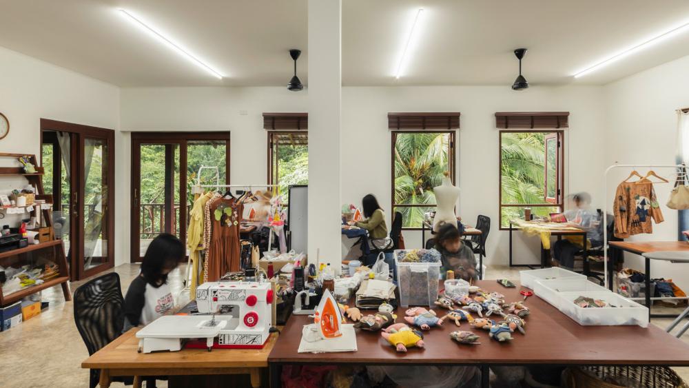 ไอเดียบ้านที่งานศิลปะและงานฝีมือมาบรรจบกัน นี่คือบ้านของนักออกแบบแฟชั่นที่มีความรักอย่างลึกซึ้งในการสะสมเฟอร์นิเจอร์วินเทจ รูปที่ 19