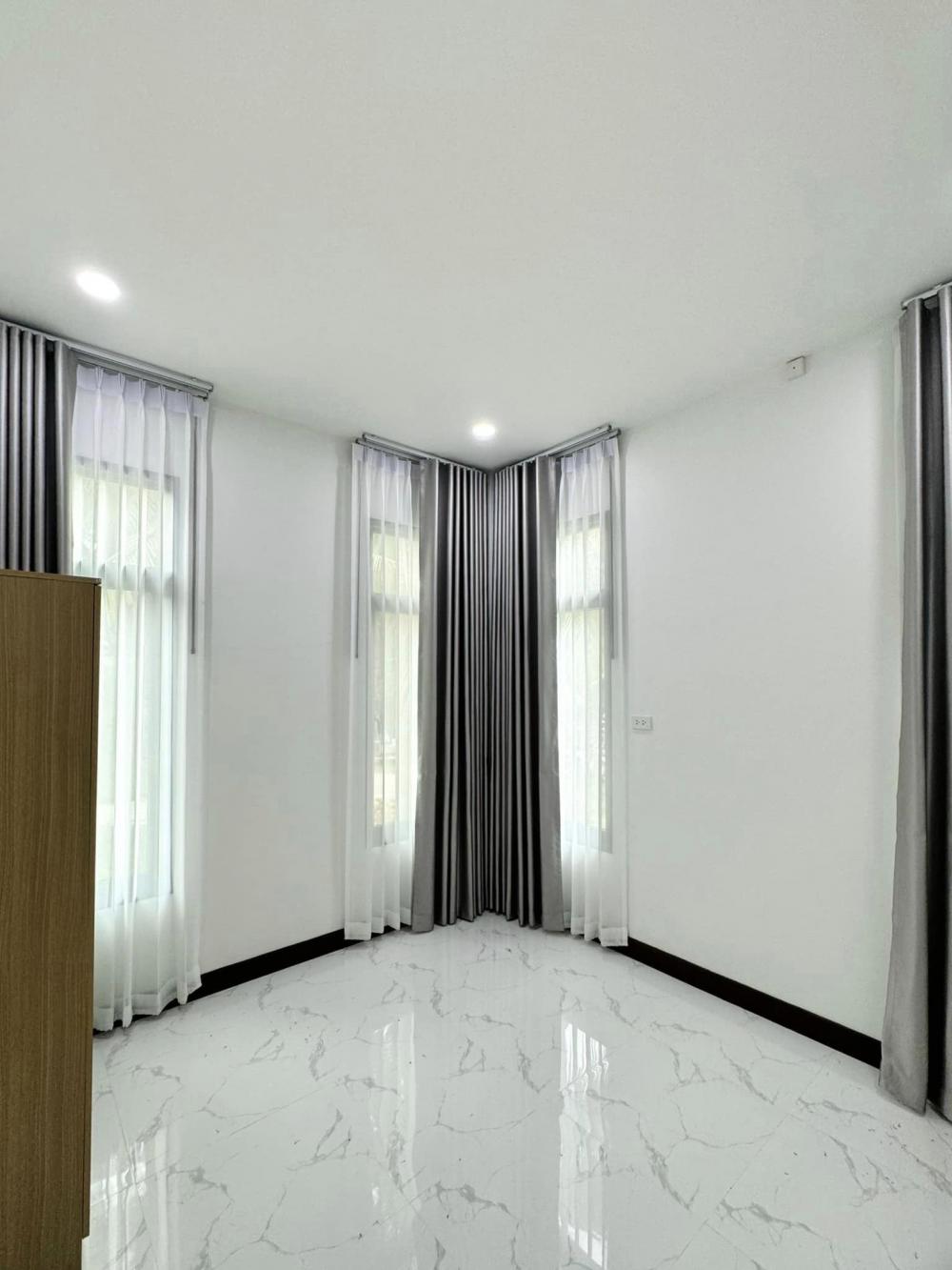 บ้านโมเดิร์นชั้นเดียวตกแต่งบิ้วอินน่าอยู่ ขนาด 3 ห้องนอน 2 ห้องน้ำ รูปที่ 2