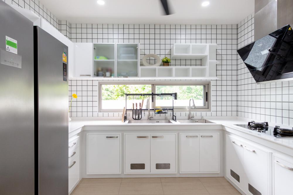 อีกโซนคือโซน private ที่เป็นพื้นที่พักผ่อนส่วนตัวประกอบไปด้วยห้องนอนและห้องน้ำ ส่วนพื้นที่กึ่งภายนอกออกแบบให้มีระเบียงสำหรับนั่งพักผ่อนบางช่วงเวลา ชมพื้นที่สวนและสนามหญ้าภายนอก เติมเต็มความใกล้ชิดกับธรรมชาติมากยิ่งขึ้น วัสดุตกแต่งฝ้าเพดานเลือกใช้ไม้เทียมโทนสีอบอุ่น ผสมผสานกับการจัดวางเฟอร์นิเจอร์ลอยตัวแบบเรียบง่าย ช่วยเสริมบรรยากาศในบ้านให้ดูอบอุ่น แต่ยังคงดูแลง่ายและคงทนแม้เจอสภาพอากาศที่เปลี่ยนแปลง รูปที่ 61