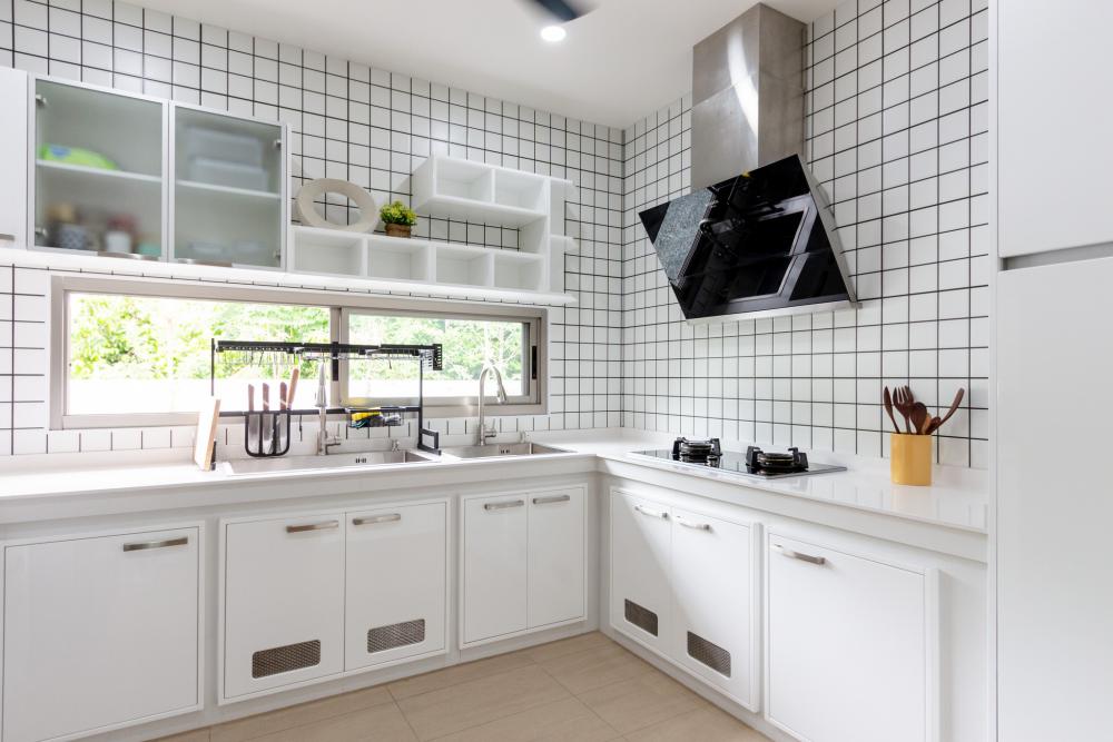 อีกโซนคือโซน private ที่เป็นพื้นที่พักผ่อนส่วนตัวประกอบไปด้วยห้องนอนและห้องน้ำ ส่วนพื้นที่กึ่งภายนอกออกแบบให้มีระเบียงสำหรับนั่งพักผ่อนบางช่วงเวลา ชมพื้นที่สวนและสนามหญ้าภายนอก เติมเต็มความใกล้ชิดกับธรรมชาติมากยิ่งขึ้น วัสดุตกแต่งฝ้าเพดานเลือกใช้ไม้เทียมโทนสีอบอุ่น ผสมผสานกับการจัดวางเฟอร์นิเจอร์ลอยตัวแบบเรียบง่าย ช่วยเสริมบรรยากาศในบ้านให้ดูอบอุ่น แต่ยังคงดูแลง่ายและคงทนแม้เจอสภาพอากาศที่เปลี่ยนแปลง รูปที่ 62