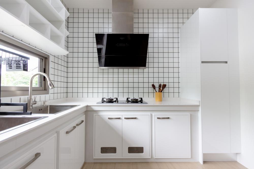 อีกโซนคือโซน private ที่เป็นพื้นที่พักผ่อนส่วนตัวประกอบไปด้วยห้องนอนและห้องน้ำ ส่วนพื้นที่กึ่งภายนอกออกแบบให้มีระเบียงสำหรับนั่งพักผ่อนบางช่วงเวลา ชมพื้นที่สวนและสนามหญ้าภายนอก เติมเต็มความใกล้ชิดกับธรรมชาติมากยิ่งขึ้น วัสดุตกแต่งฝ้าเพดานเลือกใช้ไม้เทียมโทนสีอบอุ่น ผสมผสานกับการจัดวางเฟอร์นิเจอร์ลอยตัวแบบเรียบง่าย ช่วยเสริมบรรยากาศในบ้านให้ดูอบอุ่น แต่ยังคงดูแลง่ายและคงทนแม้เจอสภาพอากาศที่เปลี่ยนแปลง รูปที่ 63