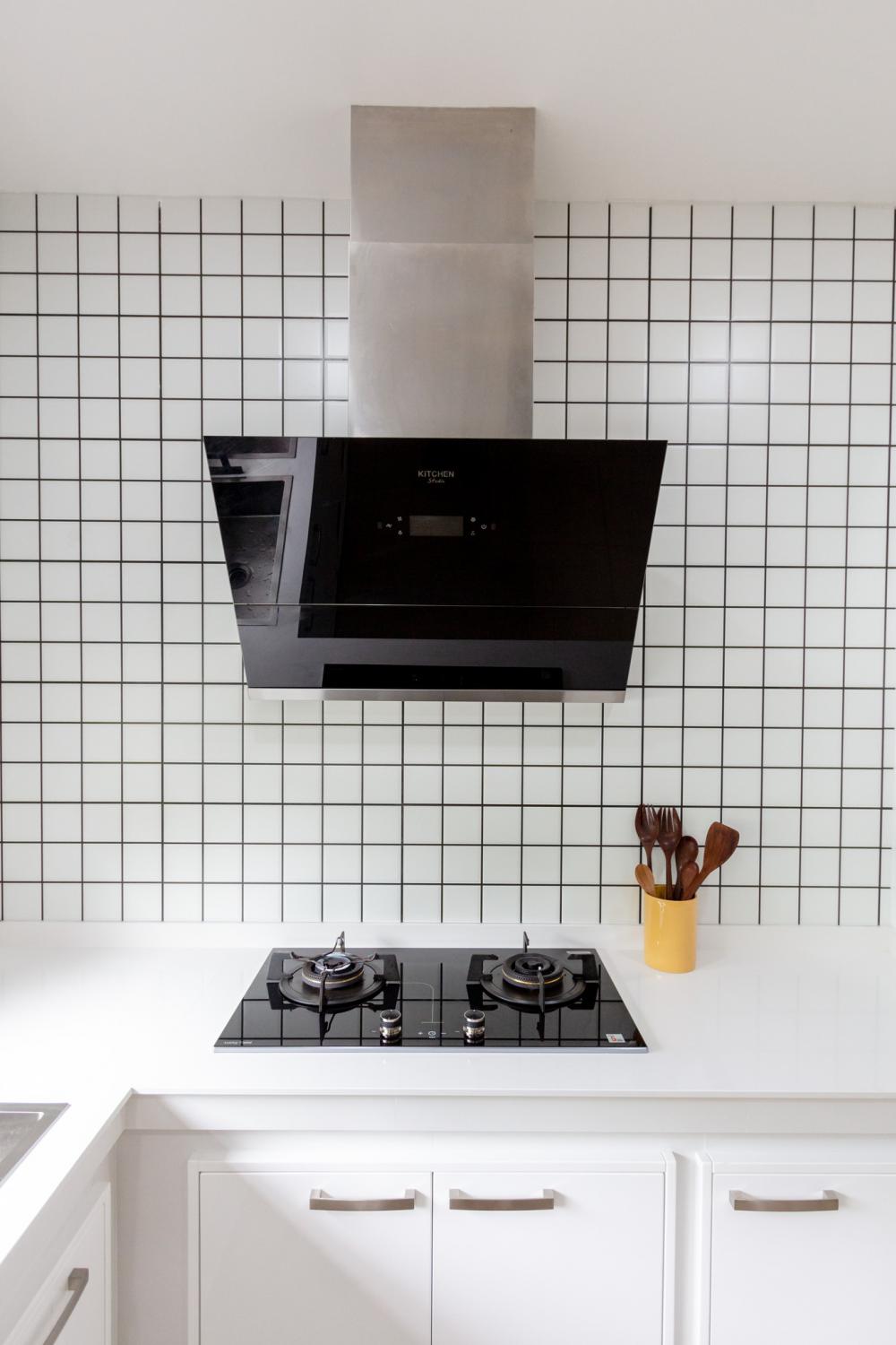 อีกโซนคือโซน private ที่เป็นพื้นที่พักผ่อนส่วนตัวประกอบไปด้วยห้องนอนและห้องน้ำ ส่วนพื้นที่กึ่งภายนอกออกแบบให้มีระเบียงสำหรับนั่งพักผ่อนบางช่วงเวลา ชมพื้นที่สวนและสนามหญ้าภายนอก เติมเต็มความใกล้ชิดกับธรรมชาติมากยิ่งขึ้น วัสดุตกแต่งฝ้าเพดานเลือกใช้ไม้เทียมโทนสีอบอุ่น ผสมผสานกับการจัดวางเฟอร์นิเจอร์ลอยตัวแบบเรียบง่าย ช่วยเสริมบรรยากาศในบ้านให้ดูอบอุ่น แต่ยังคงดูแลง่ายและคงทนแม้เจอสภาพอากาศที่เปลี่ยนแปลง รูปที่ 64