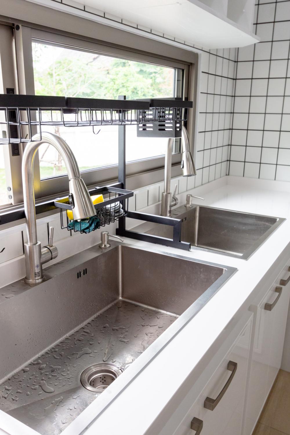 อีกโซนคือโซน private ที่เป็นพื้นที่พักผ่อนส่วนตัวประกอบไปด้วยห้องนอนและห้องน้ำ ส่วนพื้นที่กึ่งภายนอกออกแบบให้มีระเบียงสำหรับนั่งพักผ่อนบางช่วงเวลา ชมพื้นที่สวนและสนามหญ้าภายนอก เติมเต็มความใกล้ชิดกับธรรมชาติมากยิ่งขึ้น วัสดุตกแต่งฝ้าเพดานเลือกใช้ไม้เทียมโทนสีอบอุ่น ผสมผสานกับการจัดวางเฟอร์นิเจอร์ลอยตัวแบบเรียบง่าย ช่วยเสริมบรรยากาศในบ้านให้ดูอบอุ่น แต่ยังคงดูแลง่ายและคงทนแม้เจอสภาพอากาศที่เปลี่ยนแปลง รูปที่ 65