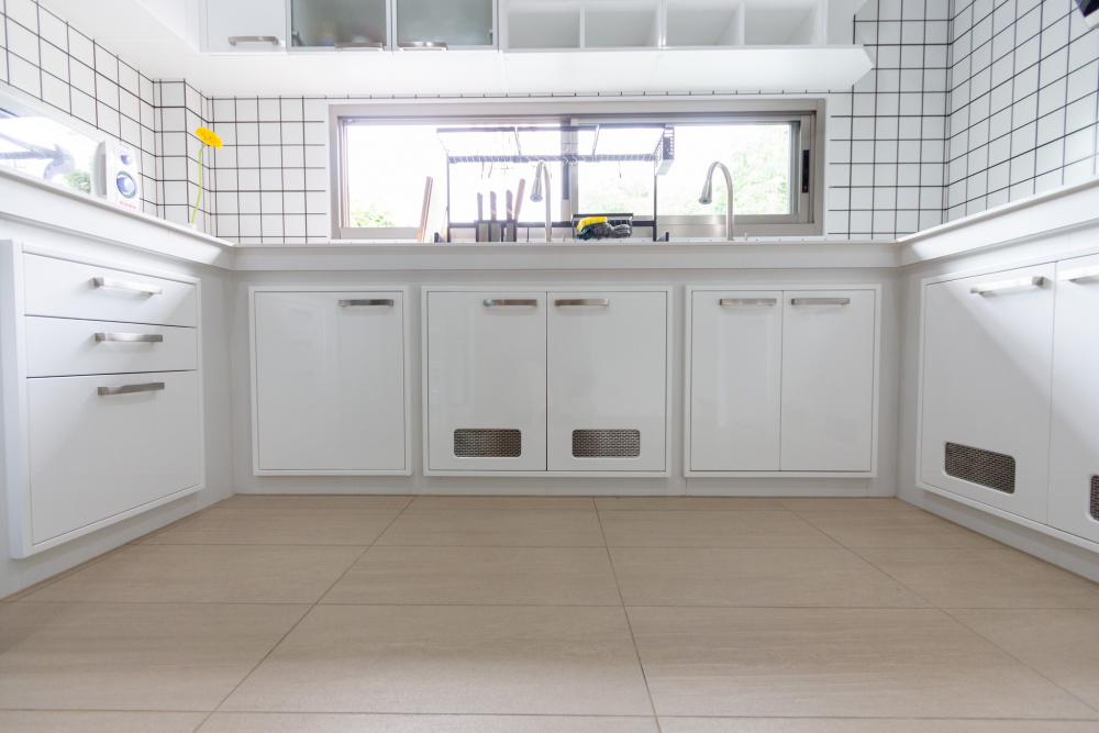 อีกโซนคือโซน private ที่เป็นพื้นที่พักผ่อนส่วนตัวประกอบไปด้วยห้องนอนและห้องน้ำ ส่วนพื้นที่กึ่งภายนอกออกแบบให้มีระเบียงสำหรับนั่งพักผ่อนบางช่วงเวลา ชมพื้นที่สวนและสนามหญ้าภายนอก เติมเต็มความใกล้ชิดกับธรรมชาติมากยิ่งขึ้น วัสดุตกแต่งฝ้าเพดานเลือกใช้ไม้เทียมโทนสีอบอุ่น ผสมผสานกับการจัดวางเฟอร์นิเจอร์ลอยตัวแบบเรียบง่าย ช่วยเสริมบรรยากาศในบ้านให้ดูอบอุ่น แต่ยังคงดูแลง่ายและคงทนแม้เจอสภาพอากาศที่เปลี่ยนแปลง รูปที่ 66