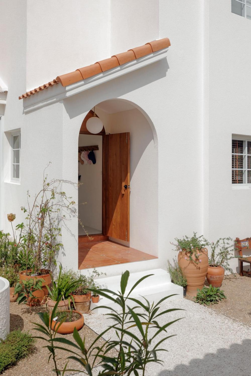 ไอเดียบ้านหลังคาสั้นมินิมอลและที่นั่งพักชิลๆ รูปที่ 11