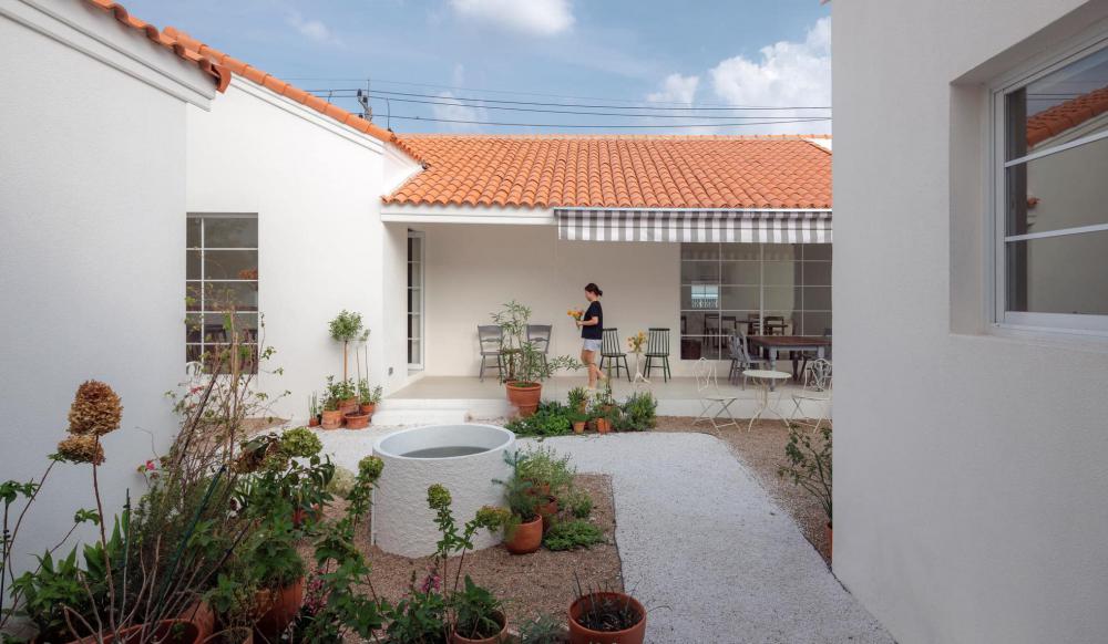 ไอเดียบ้านหลังคาสั้นมินิมอลและที่นั่งพักชิลๆ รูปที่ 4