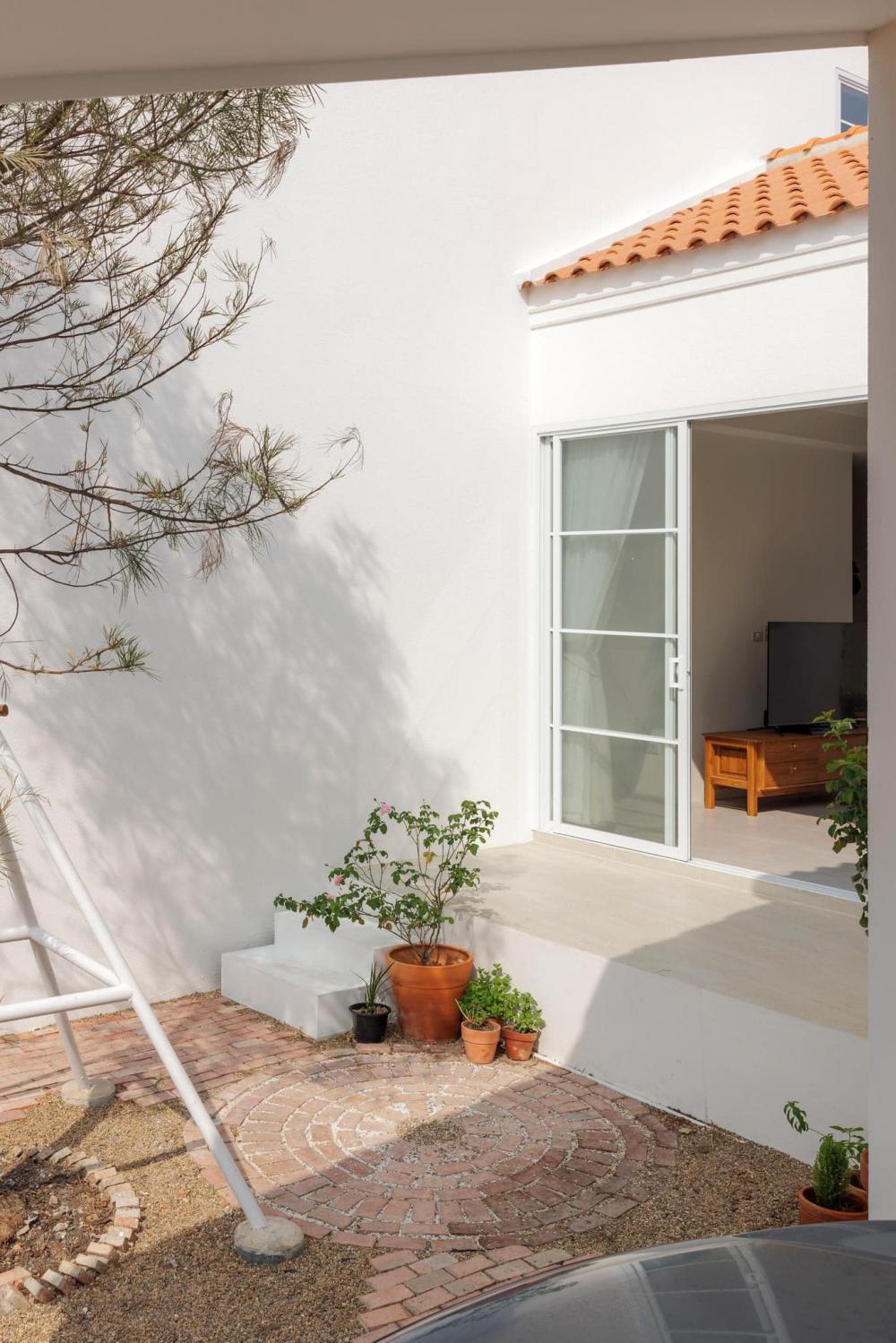 ไอเดียบ้านหลังคาสั้นมินิมอลและที่นั่งพักชิลๆ รูปที่ 9