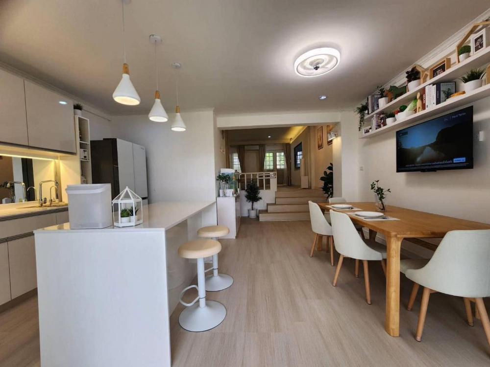 ไอเดียรีโนเวททาวน์โฮมเก่าอายุกว่า 30 ปี กลายเป็นบ้านสไตล์มินิมอล รูปที่ 3