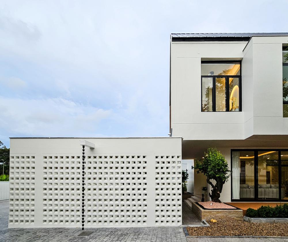 บ้านสไตล์นอร์ดิก Bann Bang-Phra เป็นบ้านที่สร้างขึ้นใหม่ที่ต้องการบ้านใหม่สำหรับอาศัยกับคุณพ่อคุณแม่วัยเกษียณ แทนการรีโนเวทบ้านเดิม รูปที่ 12