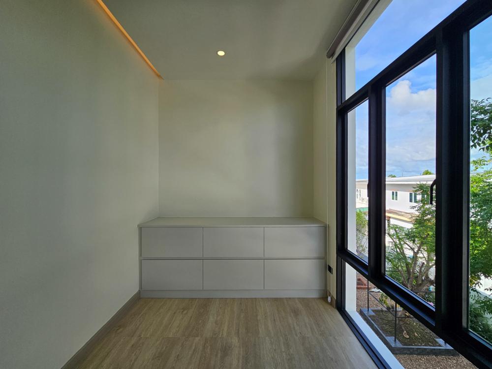 บ้านสไตล์นอร์ดิก Bann Bang-Phra เป็นบ้านที่สร้างขึ้นใหม่ที่ต้องการบ้านใหม่สำหรับอาศัยกับคุณพ่อคุณแม่วัยเกษียณ แทนการรีโนเวทบ้านเดิม รูปที่ 13