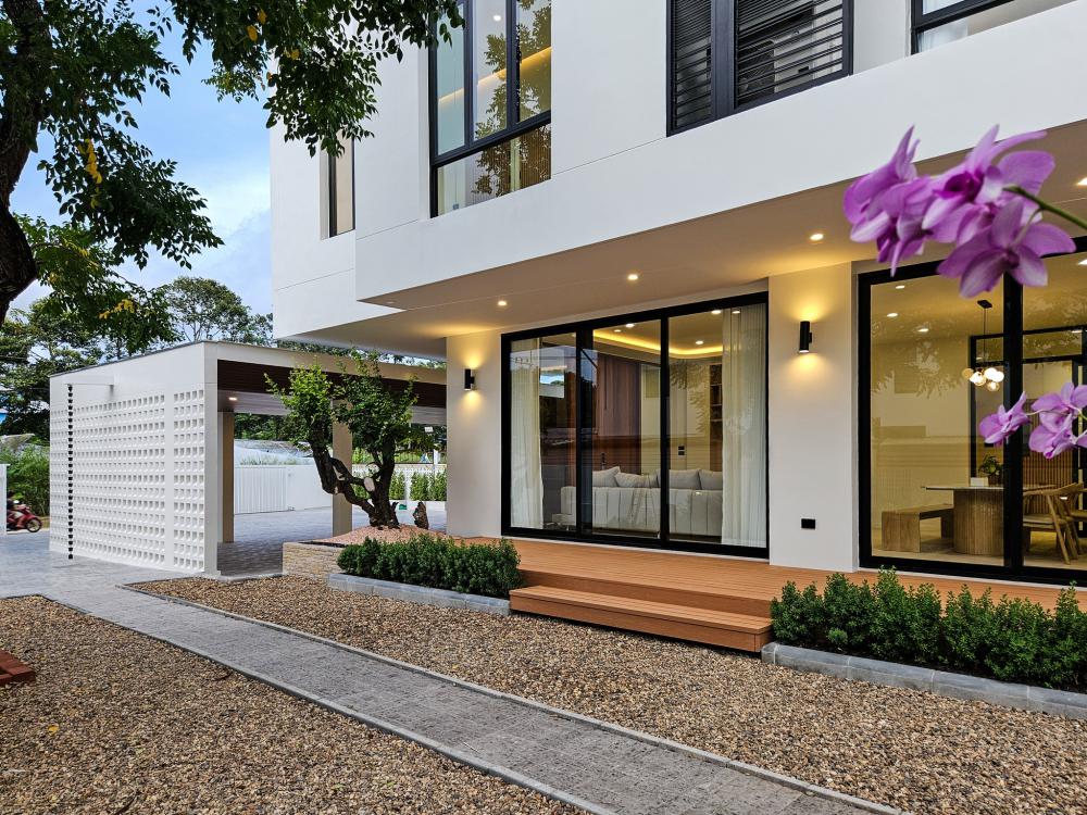 บ้านสไตล์นอร์ดิก Bann Bang-Phra เป็นบ้านที่สร้างขึ้นใหม่ที่ต้องการบ้านใหม่สำหรับอาศัยกับคุณพ่อคุณแม่วัยเกษียณ แทนการรีโนเวทบ้านเดิม รูปที่ 16