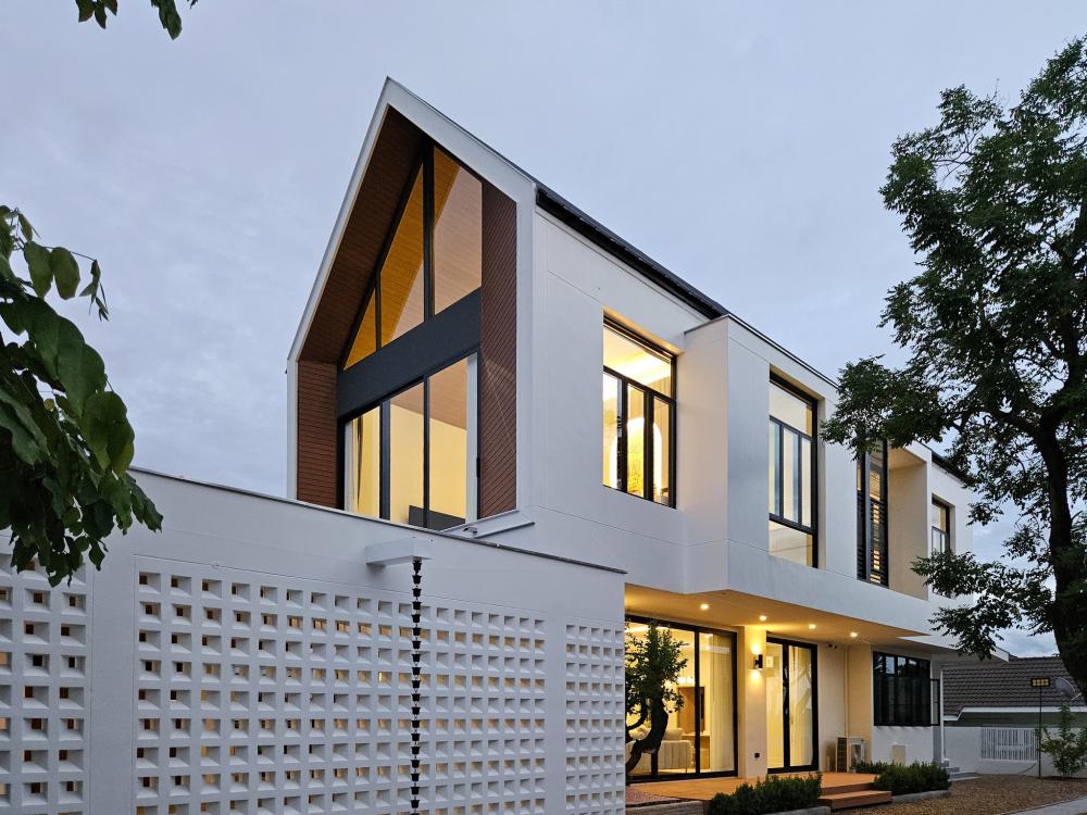 บ้านสไตล์นอร์ดิก Bann Bang-Phra เป็นบ้านที่สร้างขึ้นใหม่ที่ต้องการบ้านใหม่สำหรับอาศัยกับคุณพ่อคุณแม่วัยเกษียณ แทนการรีโนเวทบ้านเดิม รูปที่ 18