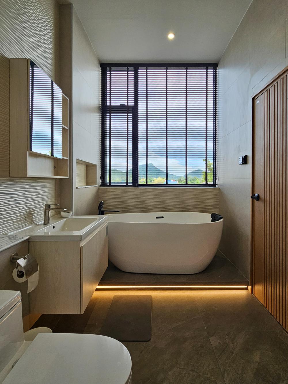 บ้านสไตล์นอร์ดิก Bann Bang-Phra เป็นบ้านที่สร้างขึ้นใหม่ที่ต้องการบ้านใหม่สำหรับอาศัยกับคุณพ่อคุณแม่วัยเกษียณ แทนการรีโนเวทบ้านเดิม รูปที่ 19