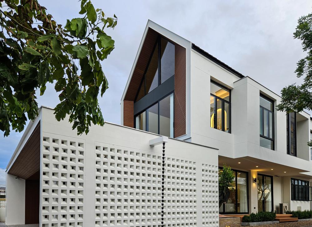 บ้านสไตล์นอร์ดิก Bann Bang-Phra เป็นบ้านที่สร้างขึ้นใหม่ที่ต้องการบ้านใหม่สำหรับอาศัยกับคุณพ่อคุณแม่วัยเกษียณ แทนการรีโนเวทบ้านเดิม รูปที่ 20