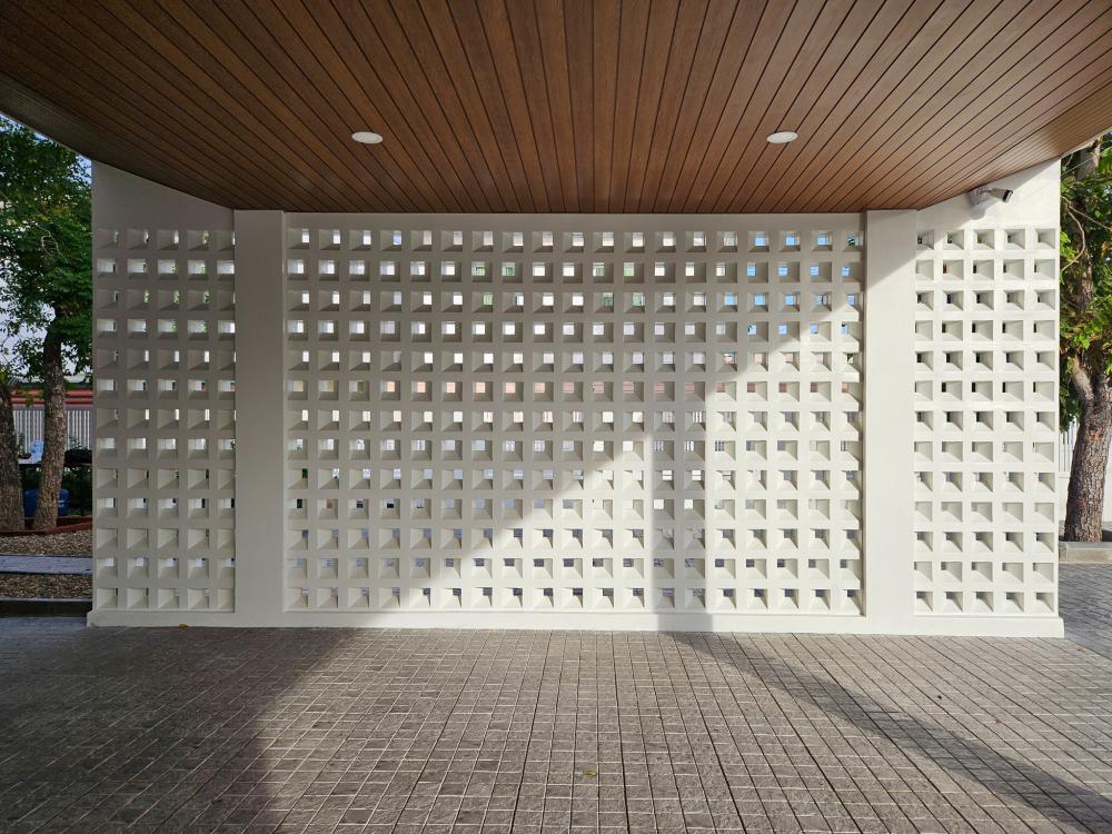 บ้านสไตล์นอร์ดิก Bann Bang-Phra เป็นบ้านที่สร้างขึ้นใหม่ที่ต้องการบ้านใหม่สำหรับอาศัยกับคุณพ่อคุณแม่วัยเกษียณ แทนการรีโนเวทบ้านเดิม รูปที่ 21