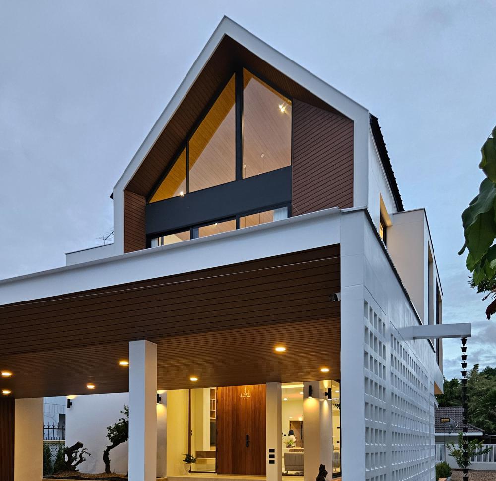 บ้านสไตล์นอร์ดิก Bann Bang-Phra เป็นบ้านที่สร้างขึ้นใหม่ที่ต้องการบ้านใหม่สำหรับอาศัยกับคุณพ่อคุณแม่วัยเกษียณ แทนการรีโนเวทบ้านเดิม รูปที่ 22