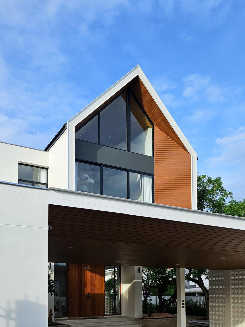 บ้านสไตล์นอร์ดิก Bann Bang-Phra เป็นบ้านที่สร้างขึ้นใหม่ที่ต้องการบ้านใหม่สำหรับอาศัยกับคุณพ่อคุณแม่วัยเกษียณ แทนการรีโนเวทบ้านเดิม รูปที่ 23