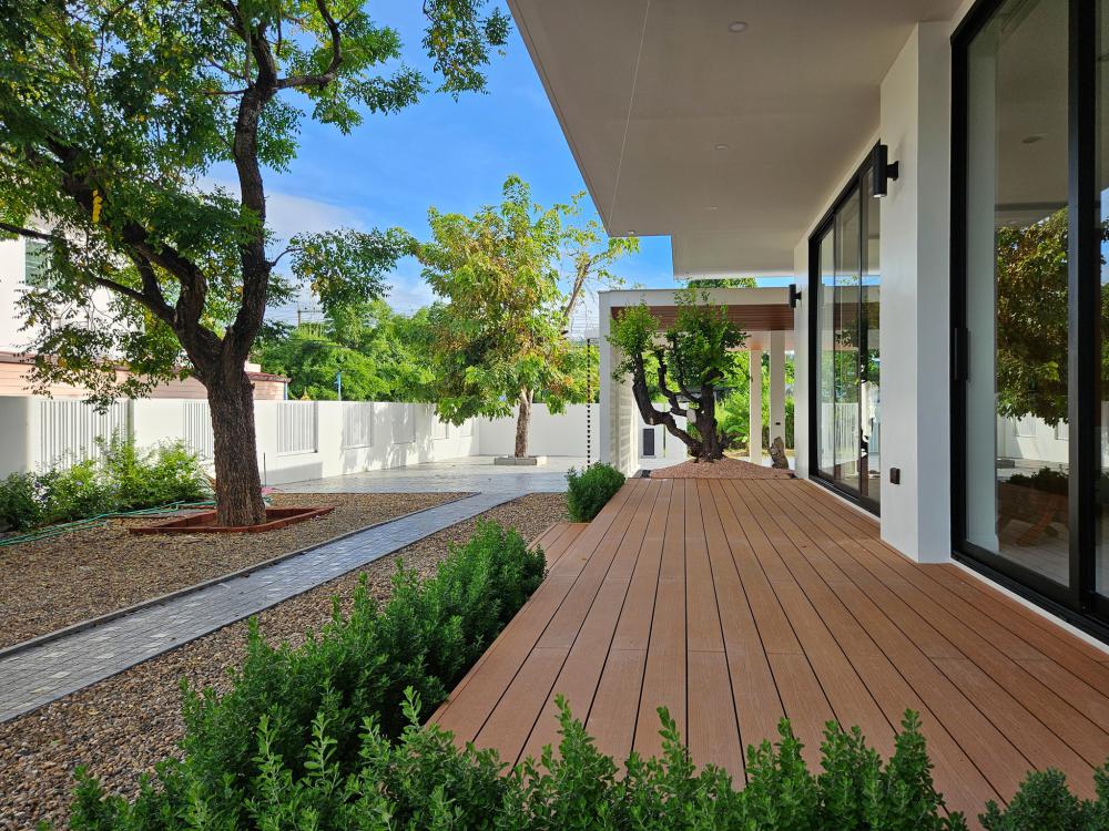 บ้านสไตล์นอร์ดิก Bann Bang-Phra เป็นบ้านที่สร้างขึ้นใหม่ที่ต้องการบ้านใหม่สำหรับอาศัยกับคุณพ่อคุณแม่วัยเกษียณ แทนการรีโนเวทบ้านเดิม รูปที่ 24