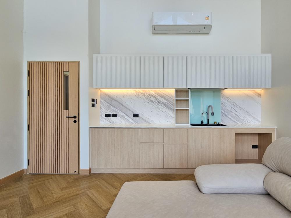 บ้านสไตล์นอร์ดิก Bann Bang-Phra เป็นบ้านที่สร้างขึ้นใหม่ที่ต้องการบ้านใหม่สำหรับอาศัยกับคุณพ่อคุณแม่วัยเกษียณ แทนการรีโนเวทบ้านเดิม รูปที่ 25