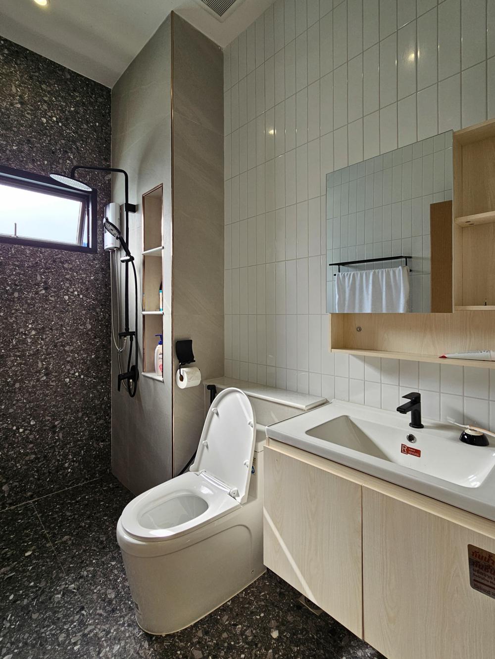 บ้านสไตล์นอร์ดิก Bann Bang-Phra เป็นบ้านที่สร้างขึ้นใหม่ที่ต้องการบ้านใหม่สำหรับอาศัยกับคุณพ่อคุณแม่วัยเกษียณ แทนการรีโนเวทบ้านเดิม รูปที่ 28