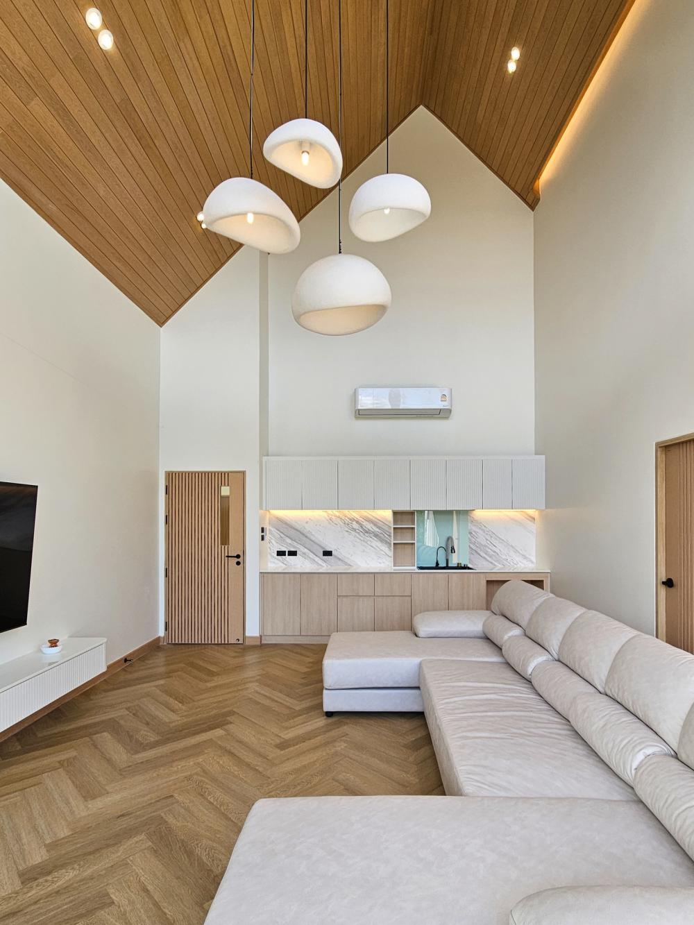 บ้านสไตล์นอร์ดิก Bann Bang-Phra เป็นบ้านที่สร้างขึ้นใหม่ที่ต้องการบ้านใหม่สำหรับอาศัยกับคุณพ่อคุณแม่วัยเกษียณ แทนการรีโนเวทบ้านเดิม รูปที่ 30