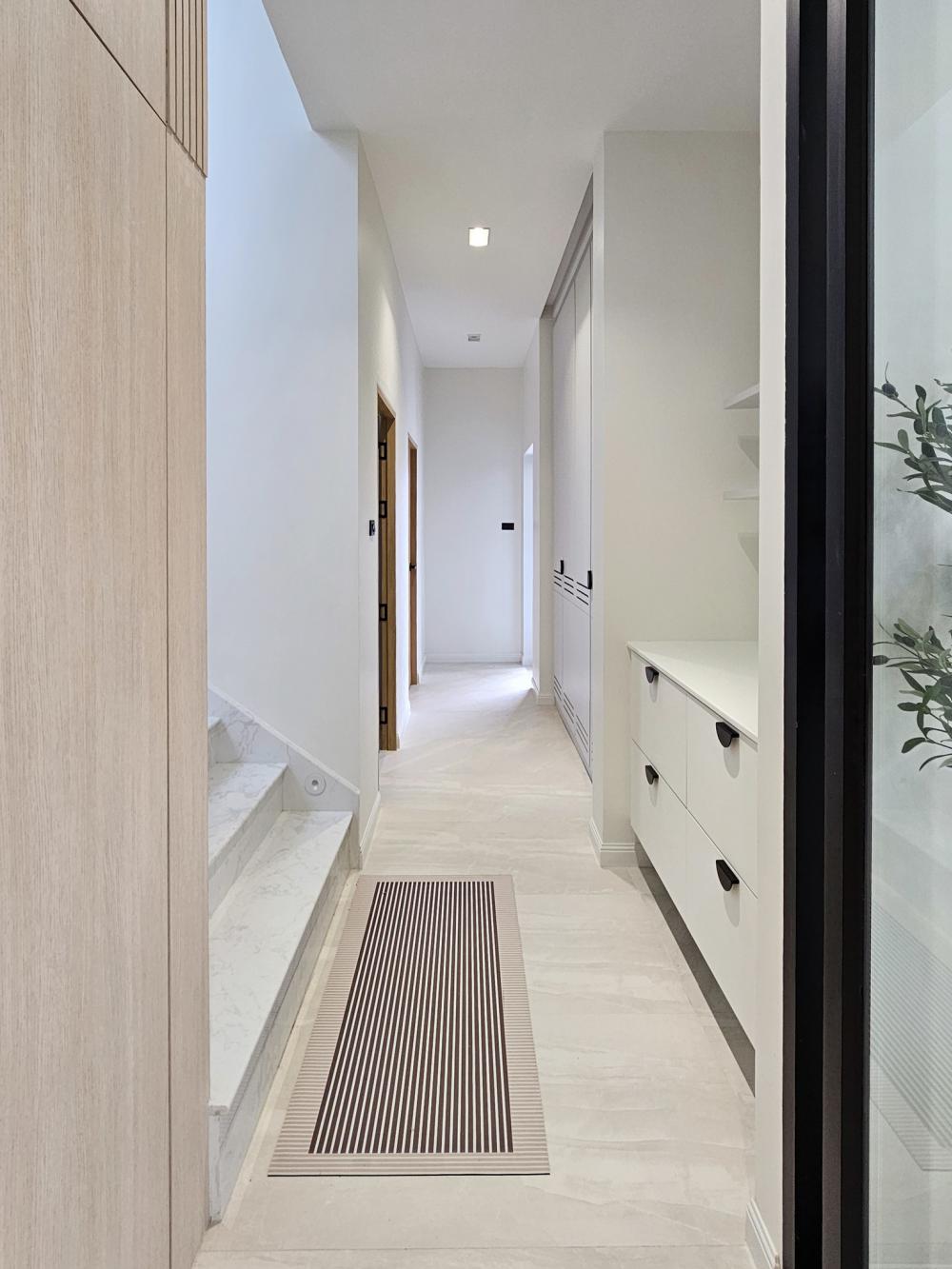 บ้านสไตล์นอร์ดิก Bann Bang-Phra เป็นบ้านที่สร้างขึ้นใหม่ที่ต้องการบ้านใหม่สำหรับอาศัยกับคุณพ่อคุณแม่วัยเกษียณ แทนการรีโนเวทบ้านเดิม รูปที่ 9