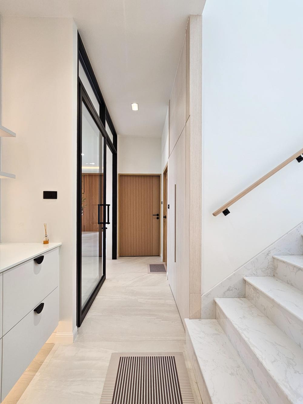 บ้านสไตล์นอร์ดิก Bann Bang-Phra เป็นบ้านที่สร้างขึ้นใหม่ที่ต้องการบ้านใหม่สำหรับอาศัยกับคุณพ่อคุณแม่วัยเกษียณ แทนการรีโนเวทบ้านเดิม รูปที่ 41