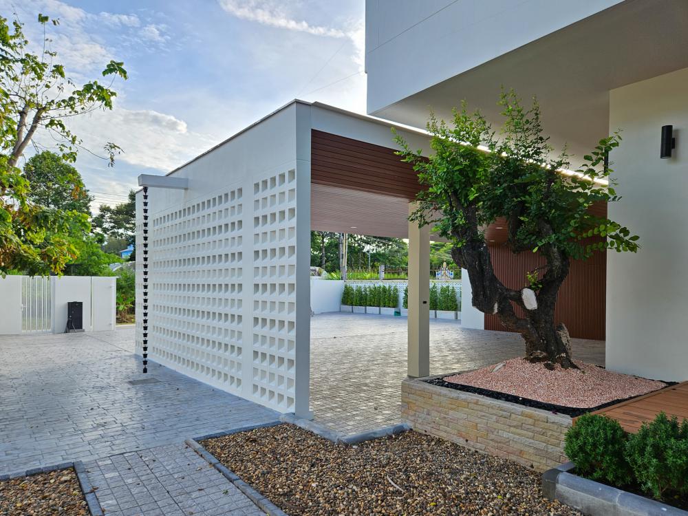 บ้านสไตล์นอร์ดิก Bann Bang-Phra เป็นบ้านที่สร้างขึ้นใหม่ที่ต้องการบ้านใหม่สำหรับอาศัยกับคุณพ่อคุณแม่วัยเกษียณ แทนการรีโนเวทบ้านเดิม รูปที่ 44