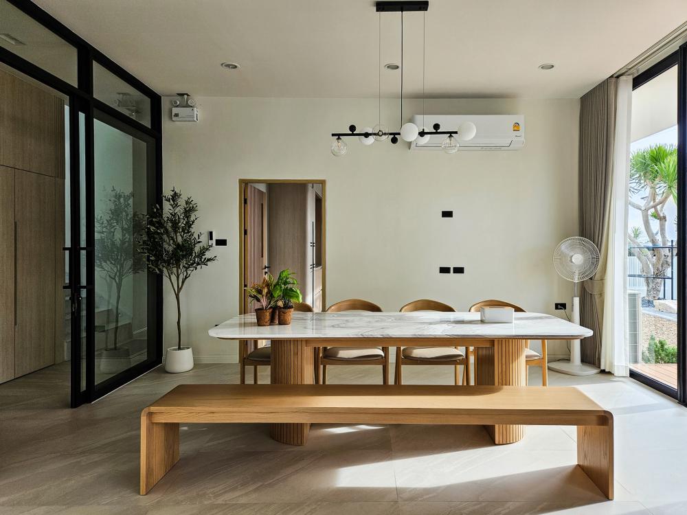 บ้านสไตล์นอร์ดิก Bann Bang-Phra เป็นบ้านที่สร้างขึ้นใหม่ที่ต้องการบ้านใหม่สำหรับอาศัยกับคุณพ่อคุณแม่วัยเกษียณ แทนการรีโนเวทบ้านเดิม รูปที่ 32