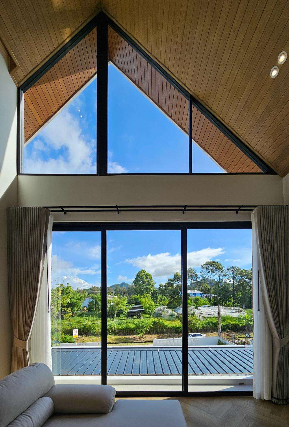 บ้านสไตล์นอร์ดิก Bann Bang-Phra เป็นบ้านที่สร้างขึ้นใหม่ที่ต้องการบ้านใหม่สำหรับอาศัยกับคุณพ่อคุณแม่วัยเกษียณ แทนการรีโนเวทบ้านเดิม รูปที่ 51