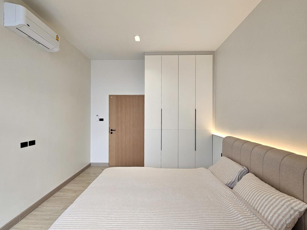 บ้านสไตล์นอร์ดิก Bann Bang-Phra เป็นบ้านที่สร้างขึ้นใหม่ที่ต้องการบ้านใหม่สำหรับอาศัยกับคุณพ่อคุณแม่วัยเกษียณ แทนการรีโนเวทบ้านเดิม รูปที่ 33