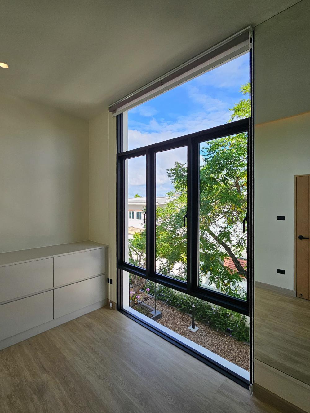 บ้านสไตล์นอร์ดิก Bann Bang-Phra เป็นบ้านที่สร้างขึ้นใหม่ที่ต้องการบ้านใหม่สำหรับอาศัยกับคุณพ่อคุณแม่วัยเกษียณ แทนการรีโนเวทบ้านเดิม รูปที่ 35