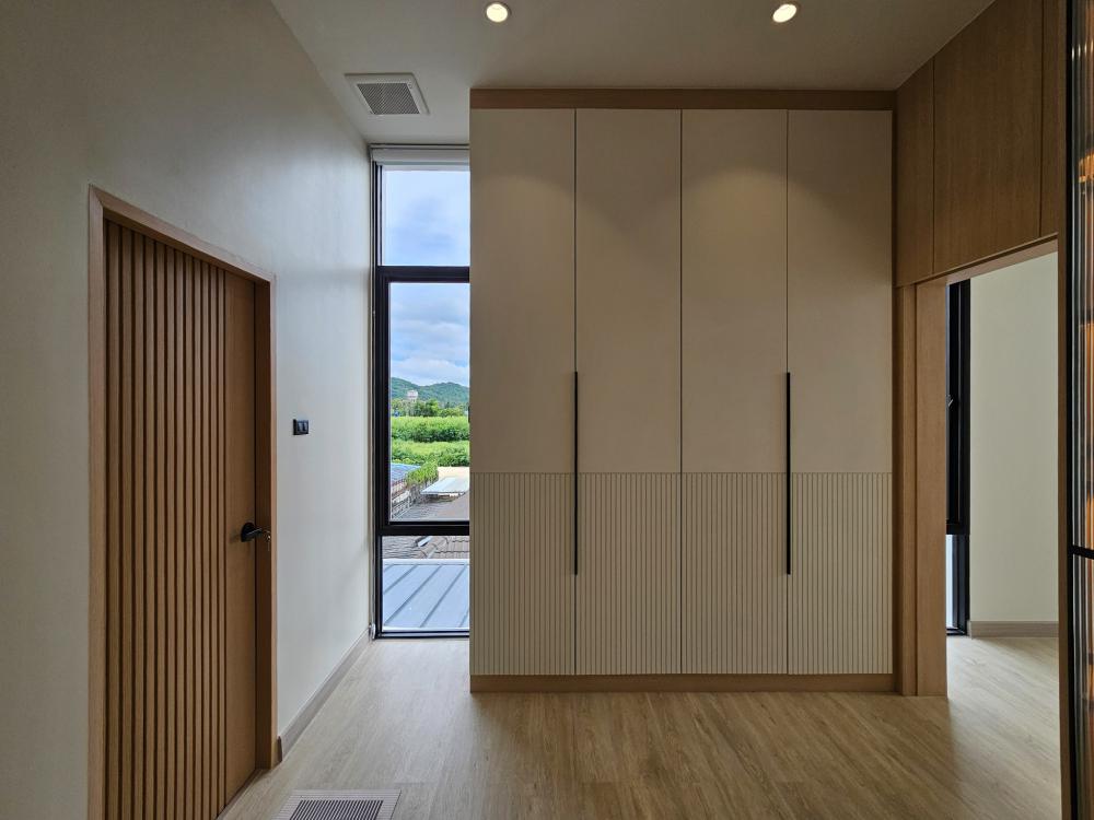 บ้านสไตล์นอร์ดิก Bann Bang-Phra เป็นบ้านที่สร้างขึ้นใหม่ที่ต้องการบ้านใหม่สำหรับอาศัยกับคุณพ่อคุณแม่วัยเกษียณ แทนการรีโนเวทบ้านเดิม รูปที่ 37