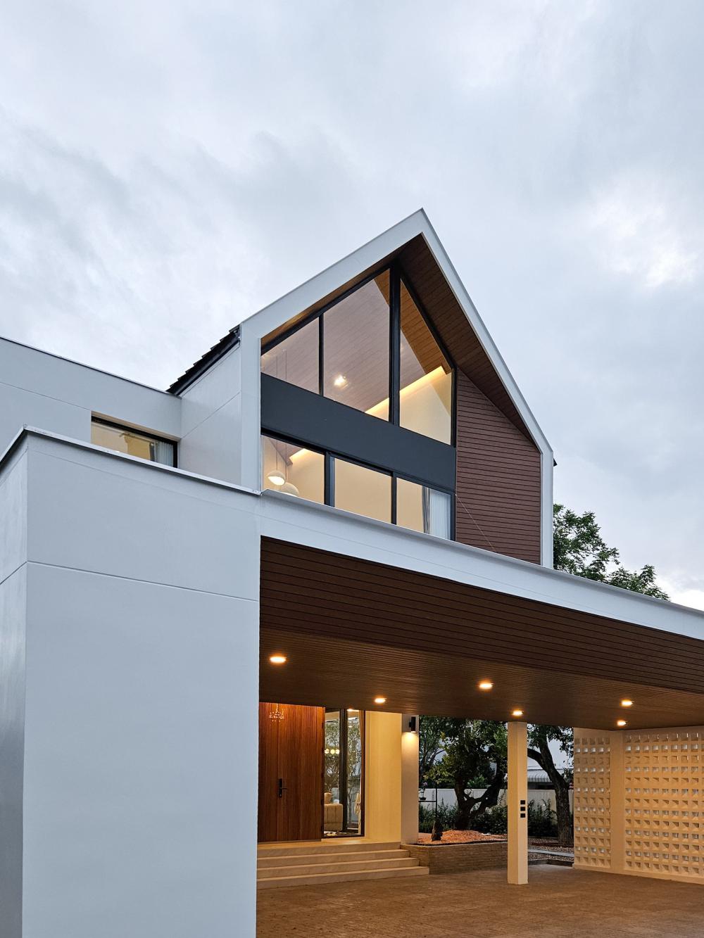 บ้านสไตล์นอร์ดิก Bann Bang-Phra เป็นบ้านที่สร้างขึ้นใหม่ที่ต้องการบ้านใหม่สำหรับอาศัยกับคุณพ่อคุณแม่วัยเกษียณ แทนการรีโนเวทบ้านเดิม รูปที่ 38