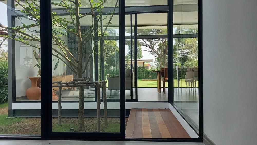 ไอเดียบ้านทรงกล่องสไตล์โมเดิร์นพร้อมจัดสวนปลูกต้นไม้ รูปที่ 10