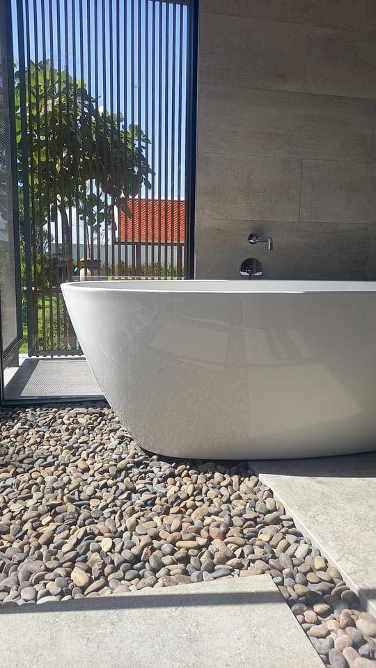 ไอเดียบ้านทรงกล่องสไตล์โมเดิร์นพร้อมจัดสวนปลูกต้นไม้ รูปที่ 17