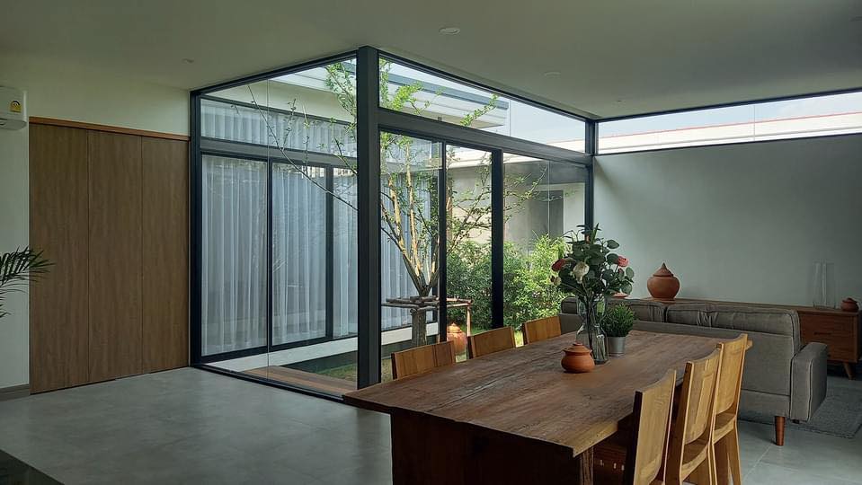 ไอเดียบ้านทรงกล่องสไตล์โมเดิร์นพร้อมจัดสวนปลูกต้นไม้ รูปที่ 24