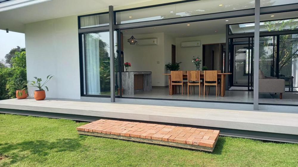 ไอเดียบ้านทรงกล่องสไตล์โมเดิร์นพร้อมจัดสวนปลูกต้นไม้ รูปที่ 3