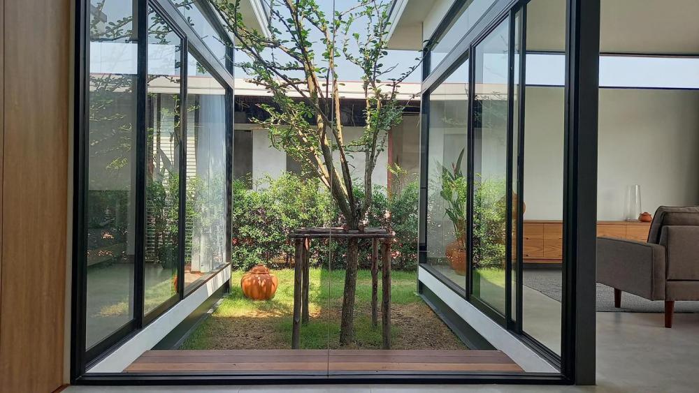 ไอเดียบ้านทรงกล่องสไตล์โมเดิร์นพร้อมจัดสวนปลูกต้นไม้ รูปที่ 8