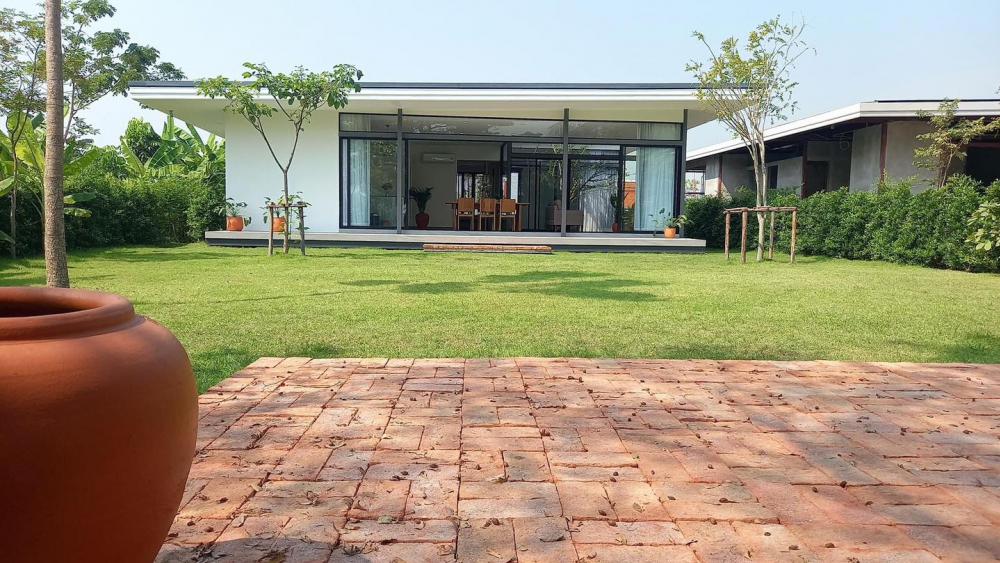 ไอเดียบ้านทรงกล่องสไตล์โมเดิร์นพร้อมจัดสวนปลูกต้นไม้ รูปที่ 4