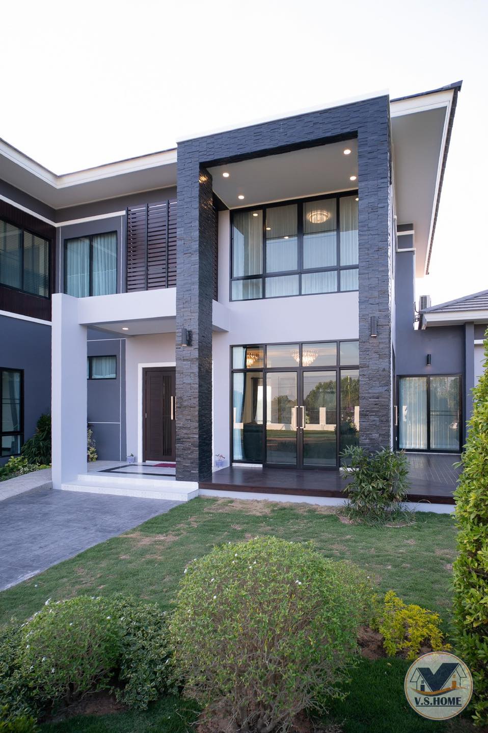 บ้านสองชั้นสไตล์คอนเทมโพรารี่ ขนาด 4 ห้องนอน 5 ห้องน้ำ 2 ที่จอดรถ รูปที่ 11