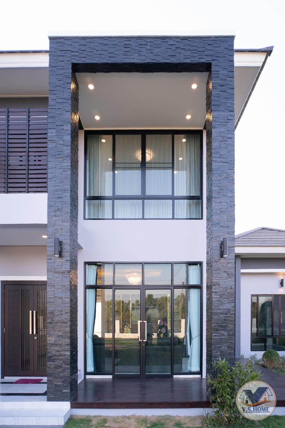 บ้านสองชั้นสไตล์คอนเทมโพรารี่ ขนาด 4 ห้องนอน 5 ห้องน้ำ 2 ที่จอดรถ รูปที่ 24