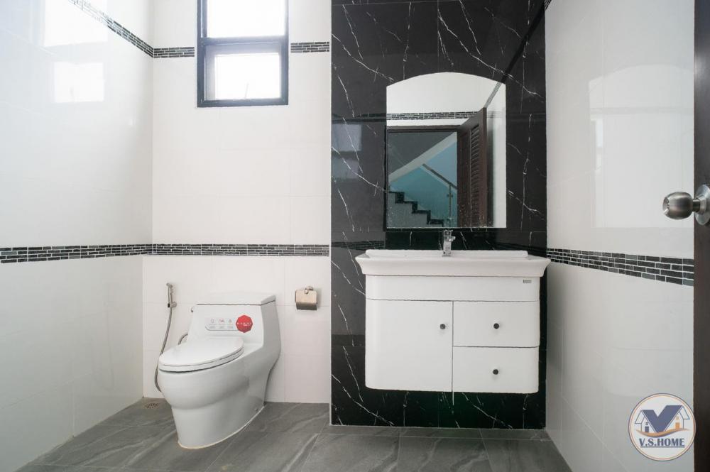 บ้านสองชั้นสไตล์คอนเทมโพรารี่ ขนาด 4 ห้องนอน 5 ห้องน้ำ 2 ที่จอดรถ รูปที่ 47