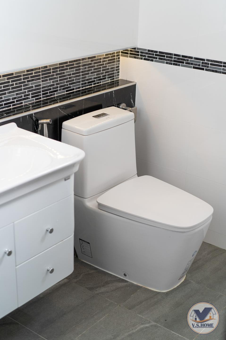 บ้านสองชั้นสไตล์คอนเทมโพรารี่ ขนาด 4 ห้องนอน 5 ห้องน้ำ 2 ที่จอดรถ รูปที่ 48