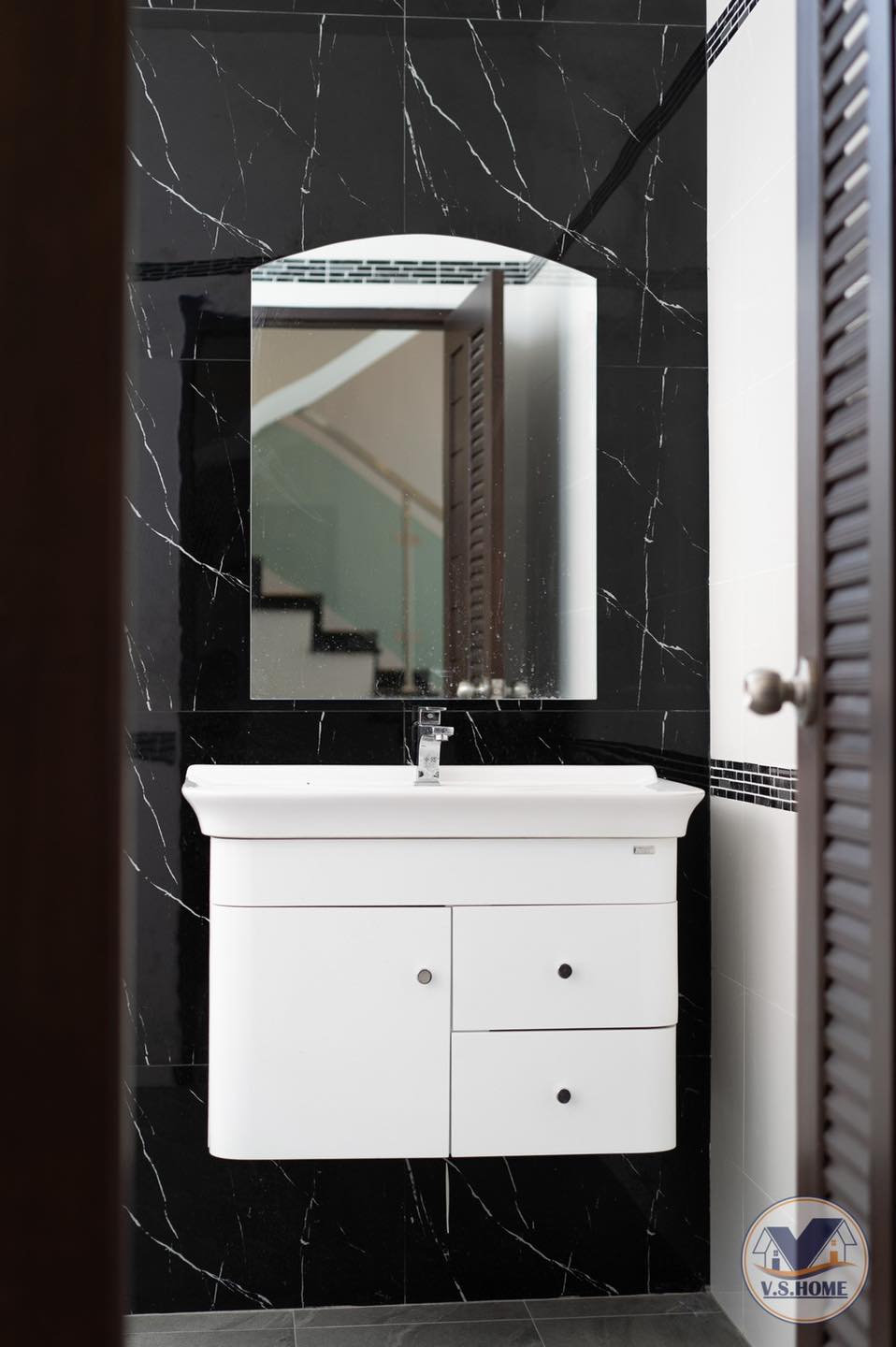 บ้านสองชั้นสไตล์คอนเทมโพรารี่ ขนาด 4 ห้องนอน 5 ห้องน้ำ 2 ที่จอดรถ รูปที่ 50