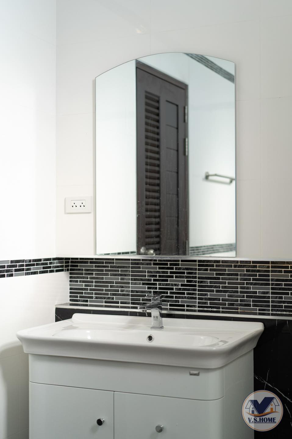 บ้านสองชั้นสไตล์คอนเทมโพรารี่ ขนาด 4 ห้องนอน 5 ห้องน้ำ 2 ที่จอดรถ รูปที่ 51