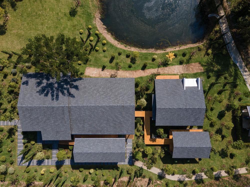 บ้านพักตากอากาศชั้นเดียวสไตล์รีสอร์ทจากจังหวัดเชียงใหม่ ตั้งอยู่ท่ามกลางทิวเขาและแหล่งน้ำจากธรรมชาติ โอบล้อมด้วยป่าเขียวอันอุดมสมบูรณ์ รูปที่ 10