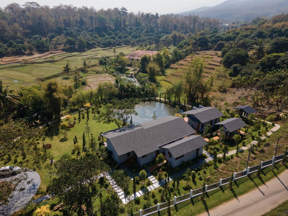 บ้านพักตากอากาศชั้นเดียวสไตล์รีสอร์ทจากจังหวัดเชียงใหม่ ตั้งอยู่ท่ามกลางทิวเขาและแหล่งน้ำจากธรรมชาติ โอบล้อมด้วยป่าเขียวอันอุดมสมบูรณ์ รูปที่ 11