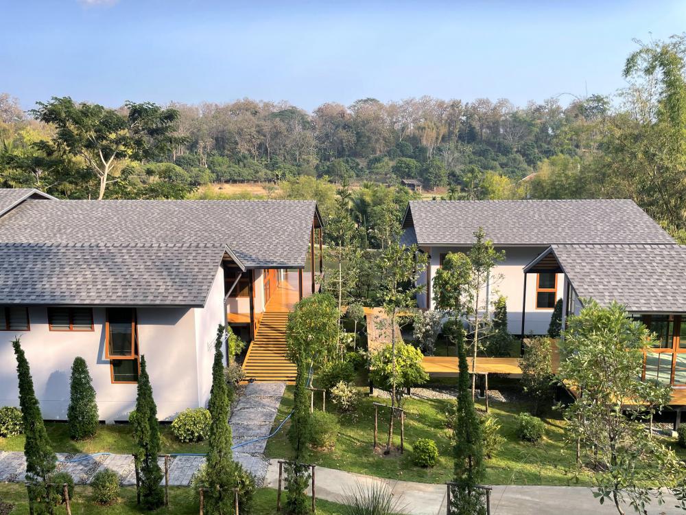 บ้านพักตากอากาศชั้นเดียวสไตล์รีสอร์ทจากจังหวัดเชียงใหม่ ตั้งอยู่ท่ามกลางทิวเขาและแหล่งน้ำจากธรรมชาติ โอบล้อมด้วยป่าเขียวอันอุดมสมบูรณ์ รูปที่ 13