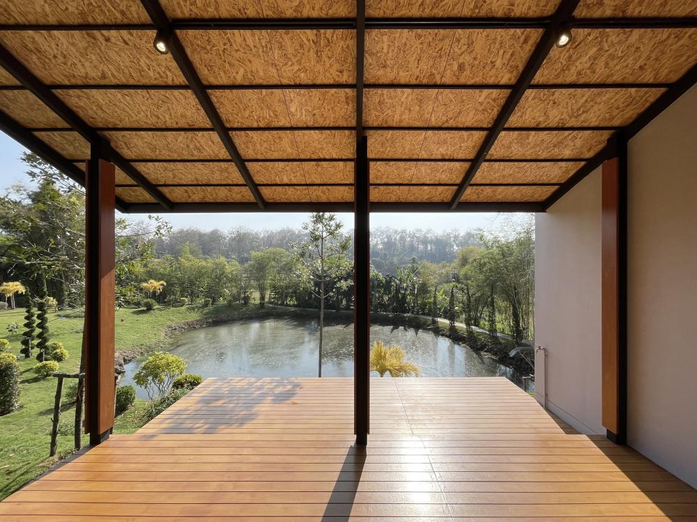 บ้านพักตากอากาศชั้นเดียวสไตล์รีสอร์ทจากจังหวัดเชียงใหม่ ตั้งอยู่ท่ามกลางทิวเขาและแหล่งน้ำจากธรรมชาติ โอบล้อมด้วยป่าเขียวอันอุดมสมบูรณ์ รูปที่ 14